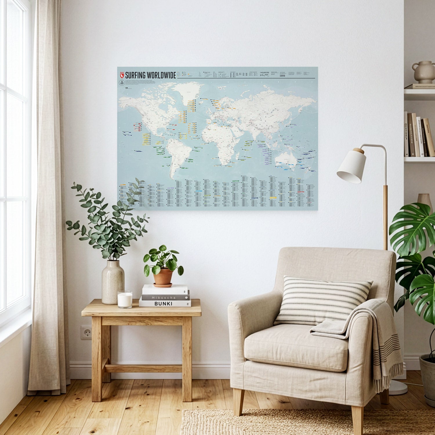 Surfing Worldwide - Karte als Wandkarte an einer Wand hängend