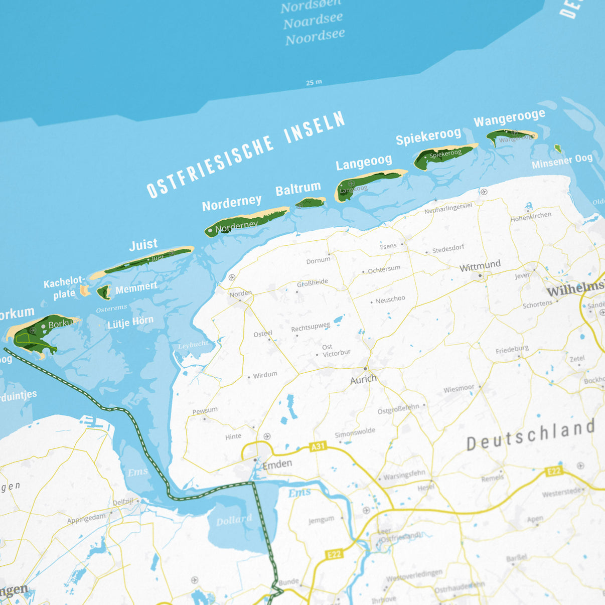 Nordsee – die friesischen Inseln als Wandkarte an einer Wand hängend
