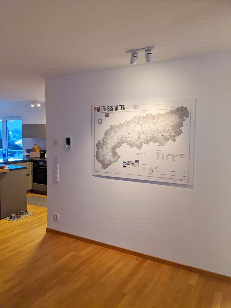 Alpen Gestalten – an einer Wand neben der offenen Küche