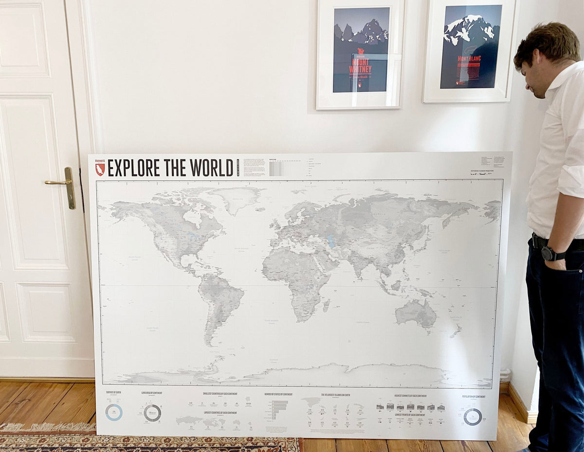 Entdecke die Welt (englische Ausgabe) – an eine Wand gelehnt, daneben eine Person zum Größenvergleich, große Ansicht